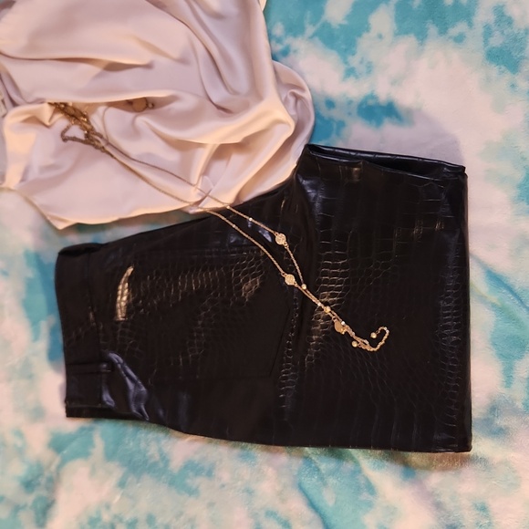 Stylish Outfit Fuax Leather Pants Sz 8 +Silky camisole+Gold-tone Necklace - Picture 6 of 10